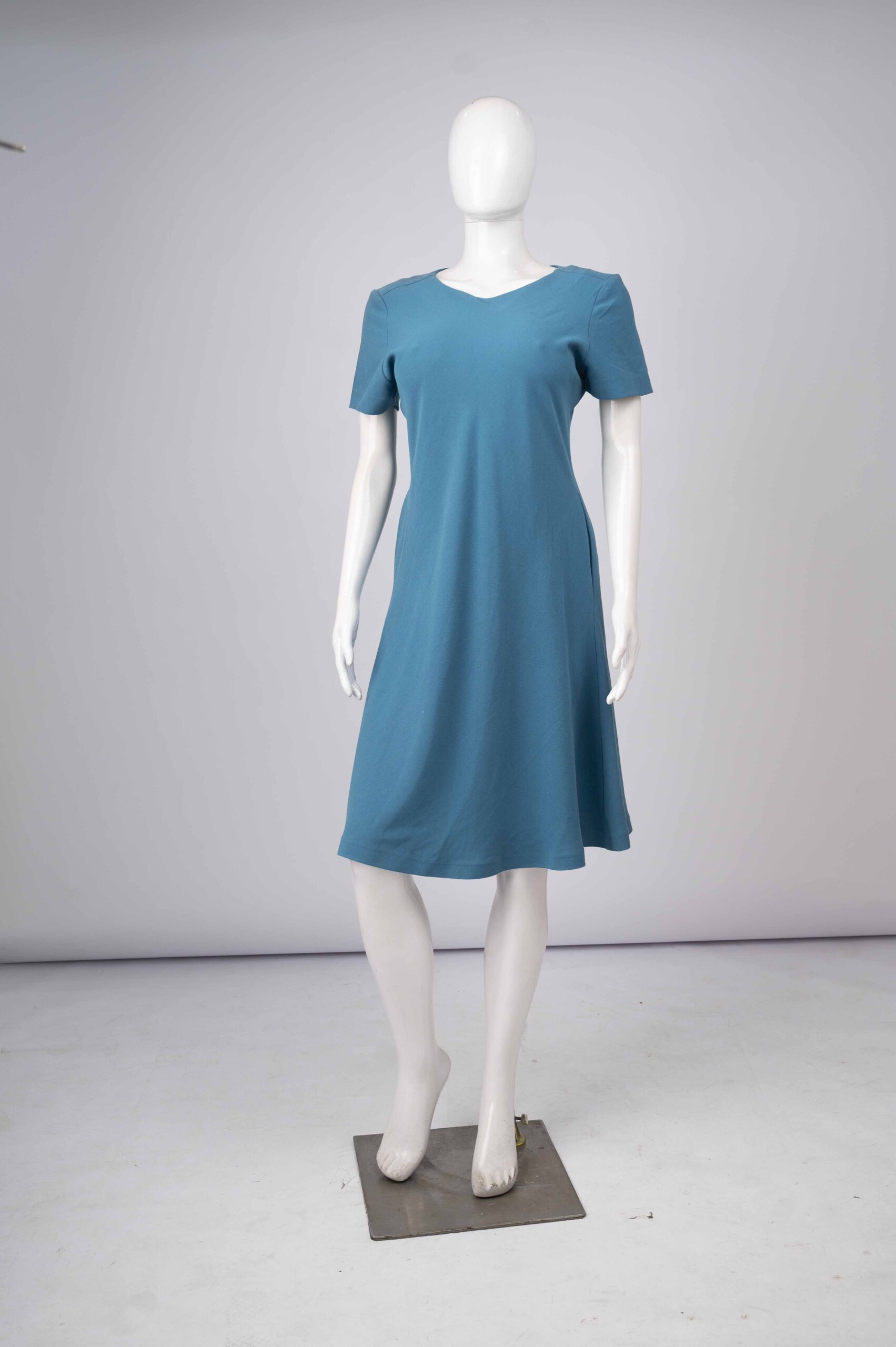 EBUOLUWA – Elegant Contrast Pleated Midi Dress